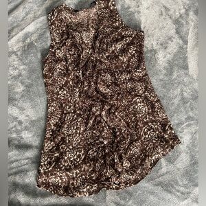 Great condition. Has a zipper on side. Ruffles